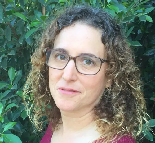 הגר בן דוד, דולה ומדריכת הכנה ללידה, בפורטרט בין עלים ירוקים