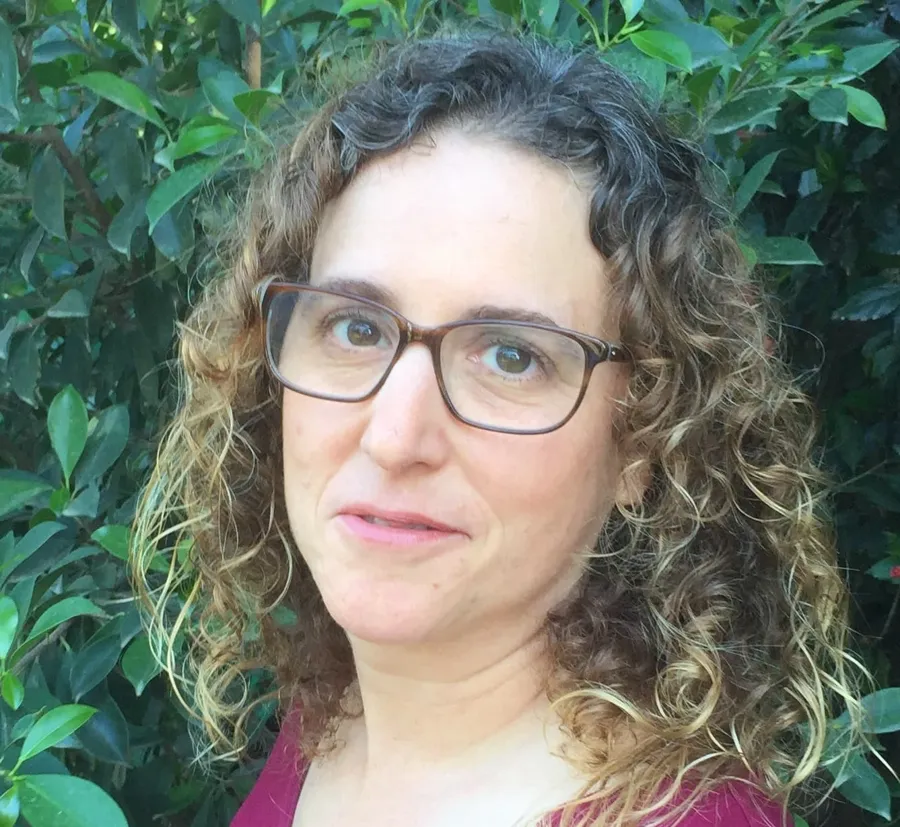 הגר בן דוד, דולה ומדריכת הכנה ללידה, בפורטרט בין עלים ירוקים